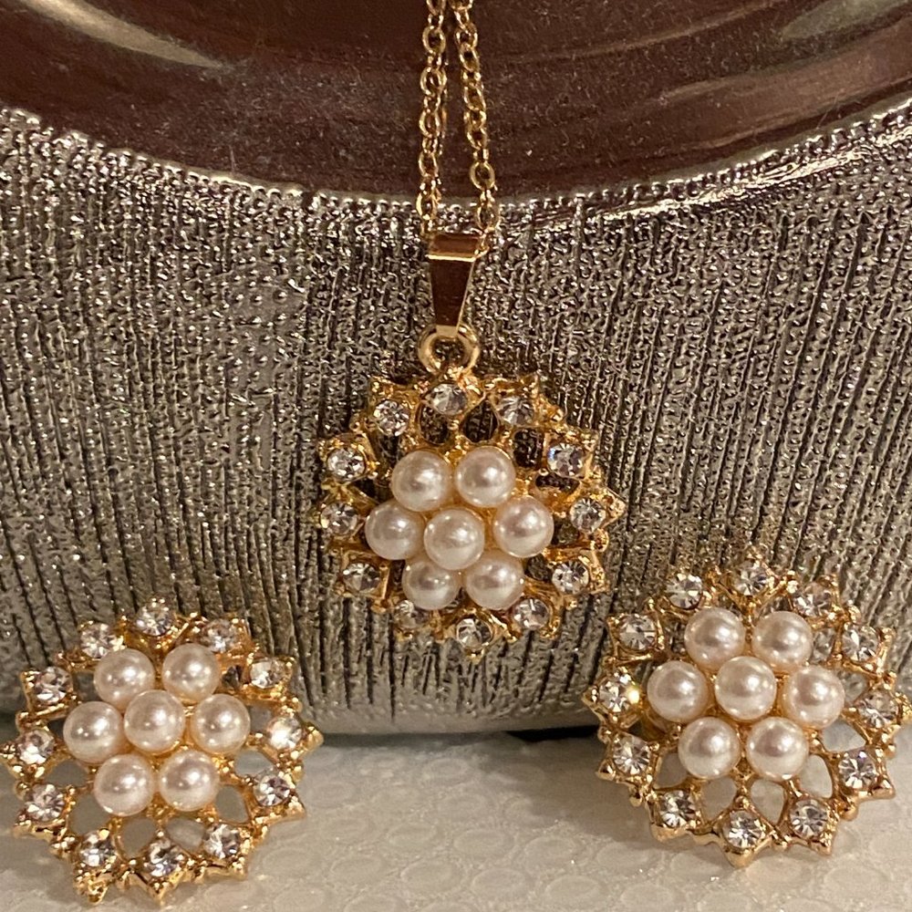Crystals Pearls Elegant Flowers Necklace set